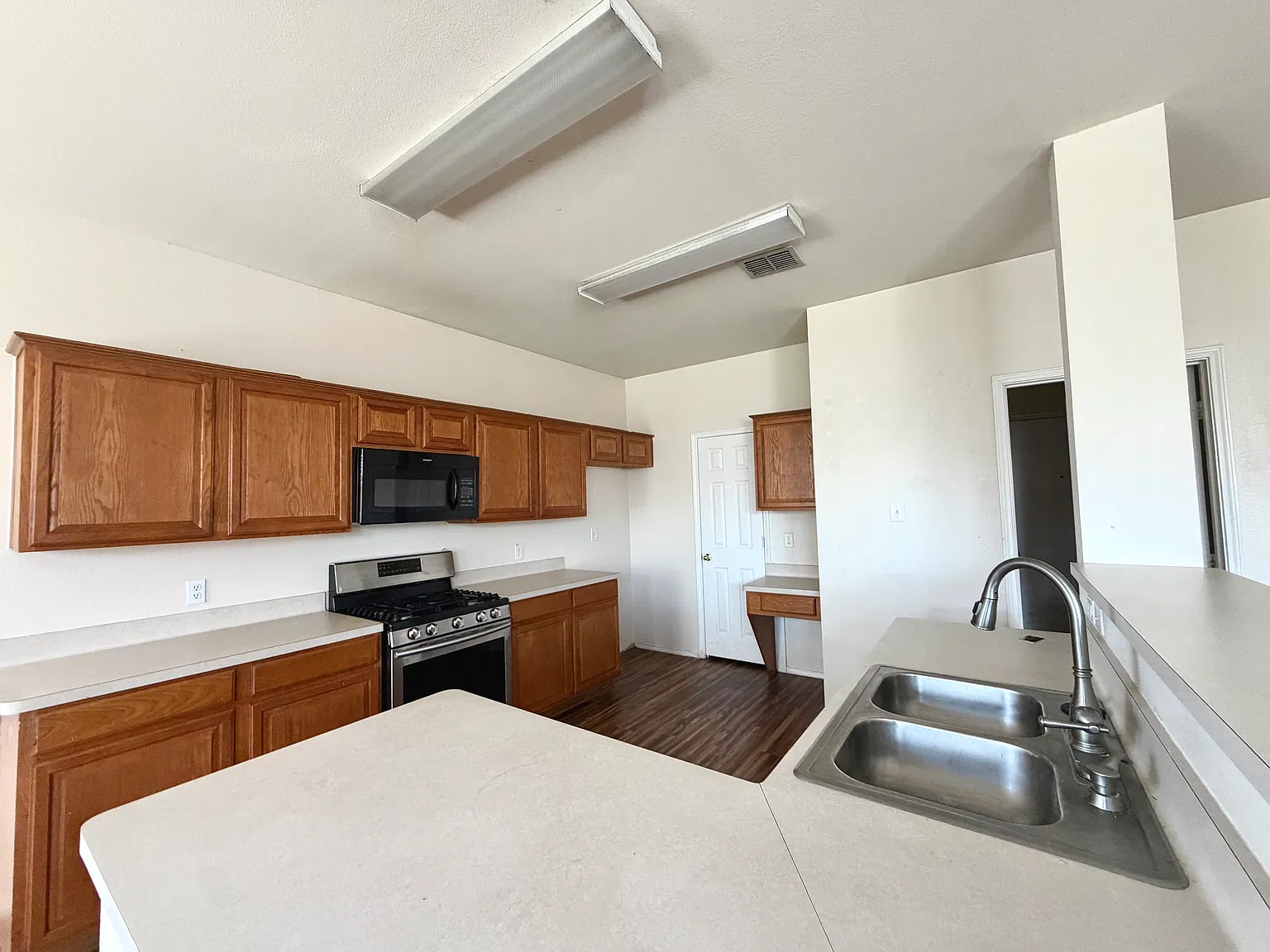 5 bed, 2.5 bath, 3372 sqft, $3,250 — Photo 2
