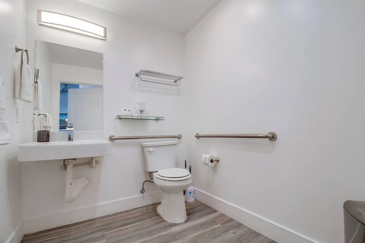 2 bed, 2.0 bath, 1399 sqft, $6,475 — Photo 4