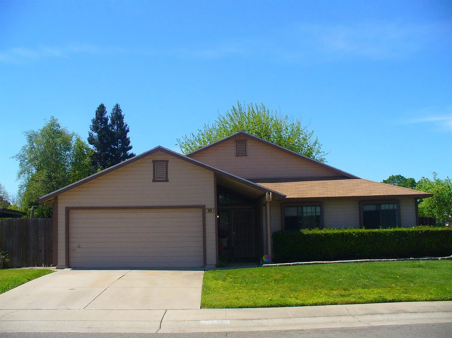 886 Spur Way photo 1