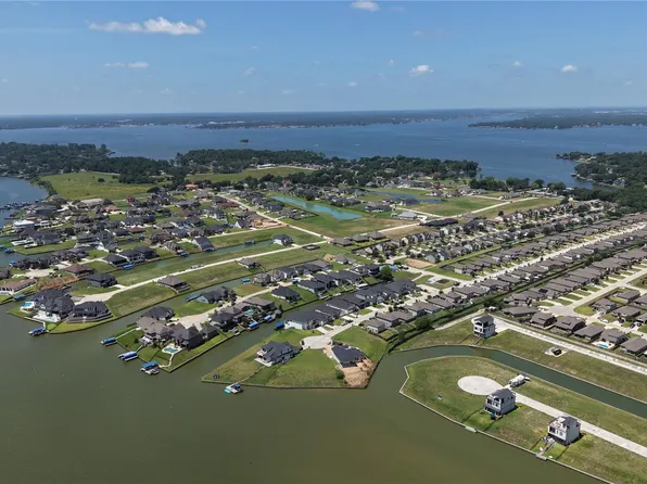 11000 N Lake Mist Ln, Willis, TX 77318