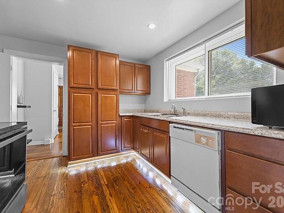 3rd image of 409 Toddville Rd