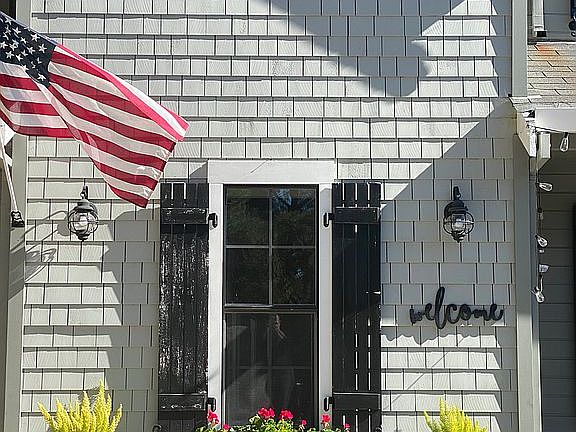 3rd image of 568 Carr Ave
