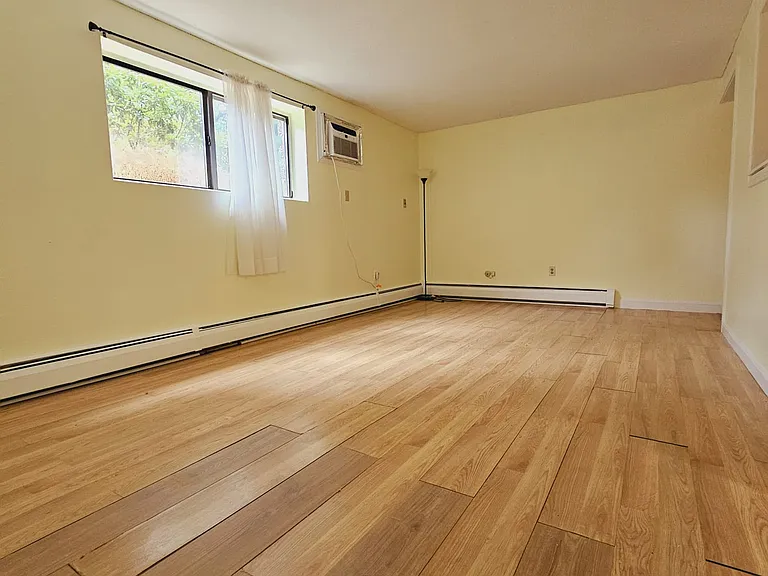 135 English Village Rd — Photo 7