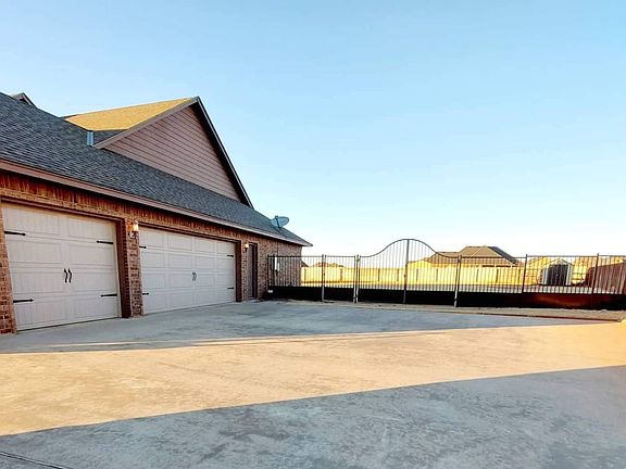 2nd image of 426 NE Creekside Dr