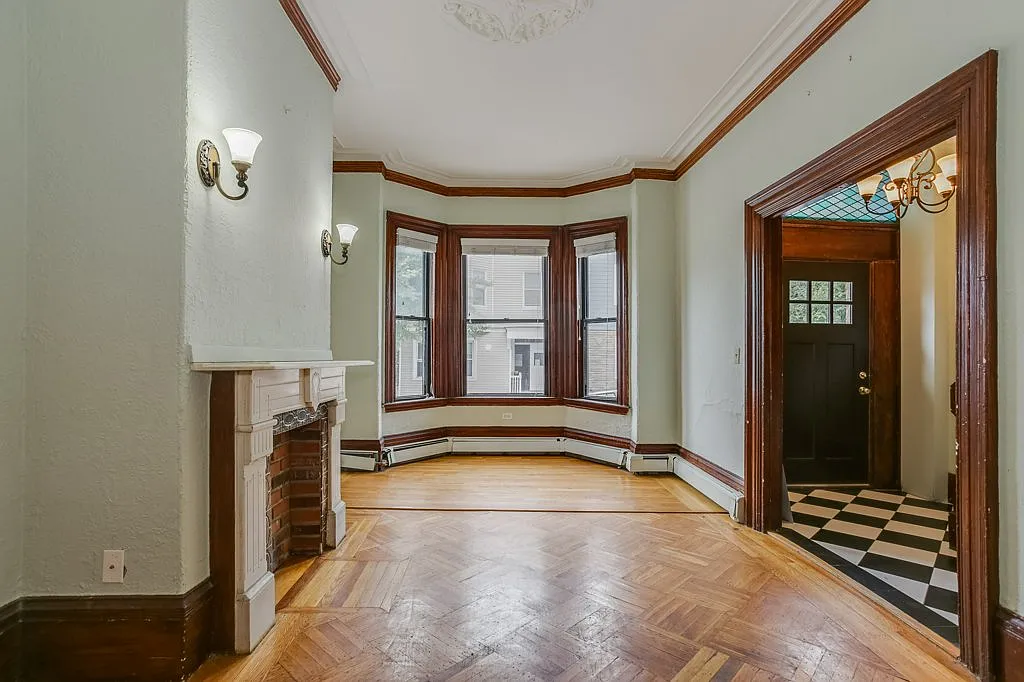5 bed, 2.5 bath, 2500 sqft, $7,250 — Photo 3