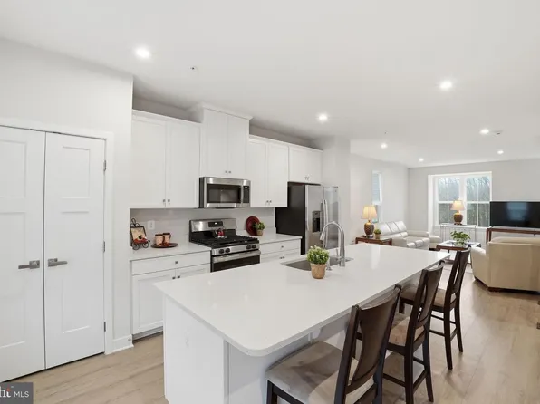 8437 Hamlin St, Lanham, MD 20706