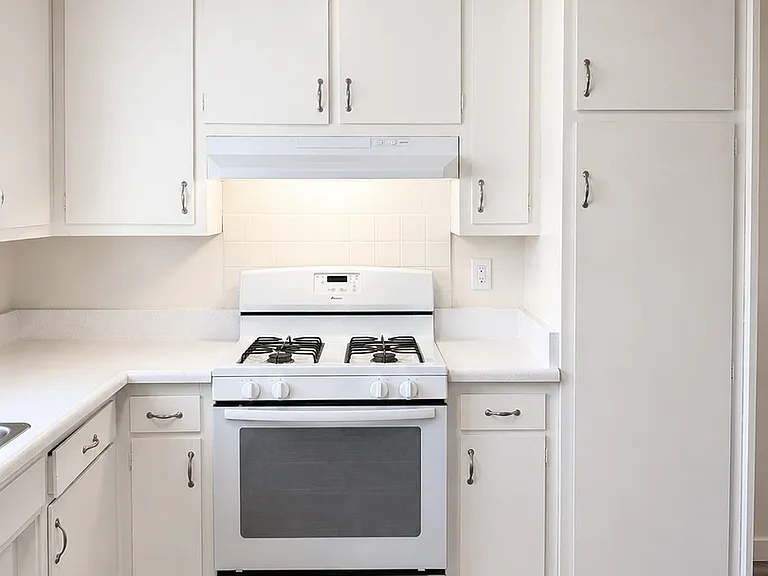 Lynrose Manor Apartments — Photo 47