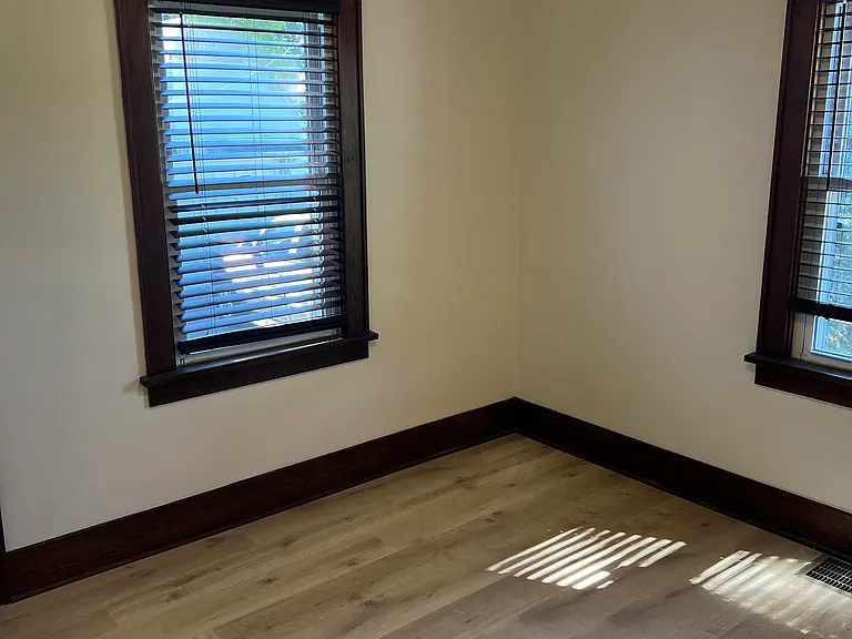 425 Pleasant St — Photo 27