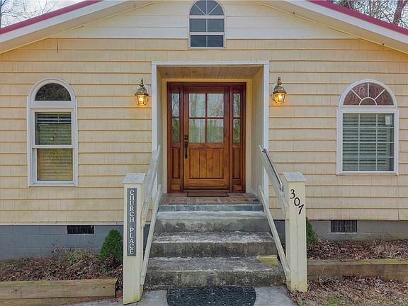 3rd image of 307 Moore Ave