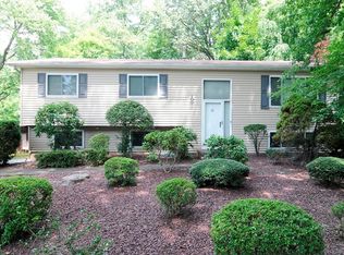 31 Renfrew Rd, Chestnut Ridge, NY 10977