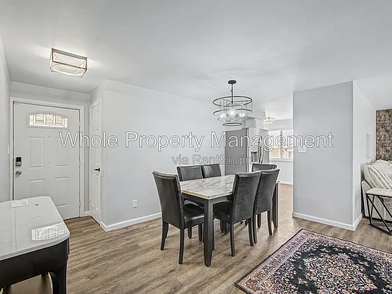 3404 S Clinton Ct — Photo 2