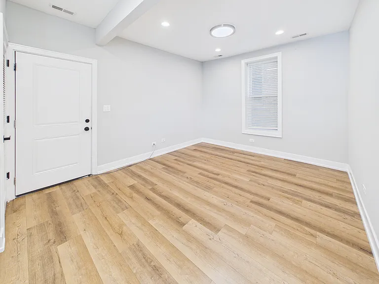 2542 S Albany Ave #1R — Photo 3