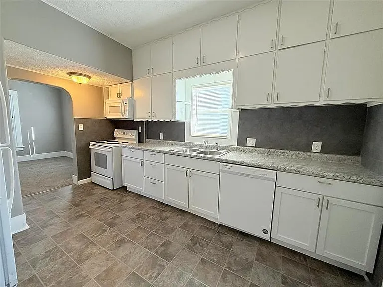 6521 Logan Ave — Photo 5