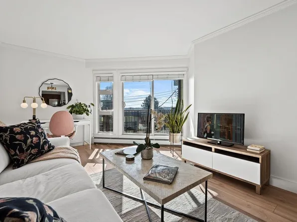 235 W 4th St, North Vancouver, BC V7M 1H8