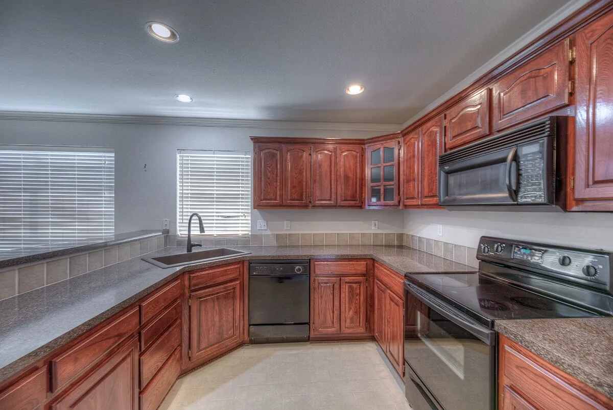 3 bed, 2.0 bath, 1837 sqft, $1,995 — Photo 3