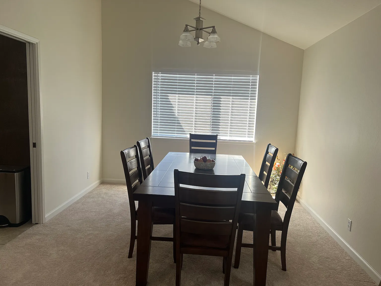5 bed, 2400 sqft, $2,000 — Photo 4