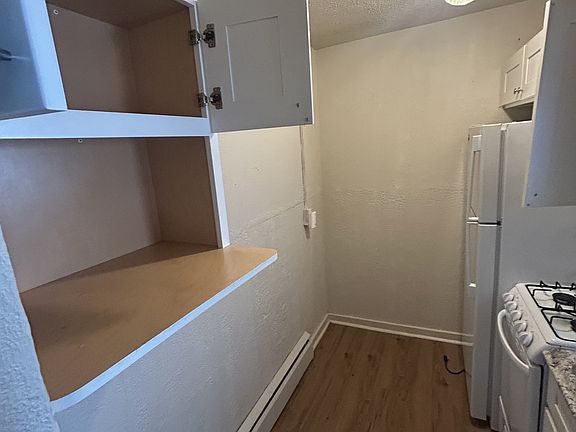3rd image of 956 6th St #6