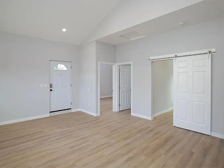 369 N Waverly St — Photo 7