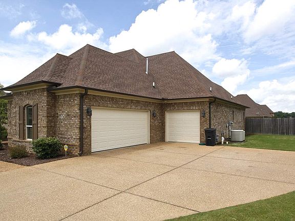 3rd image of 243 Stornaway Dr