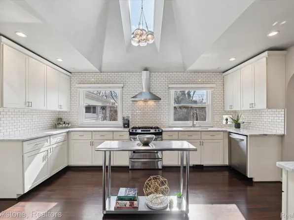 31619 Auburn Dr, Beverly Hills, MI 48025