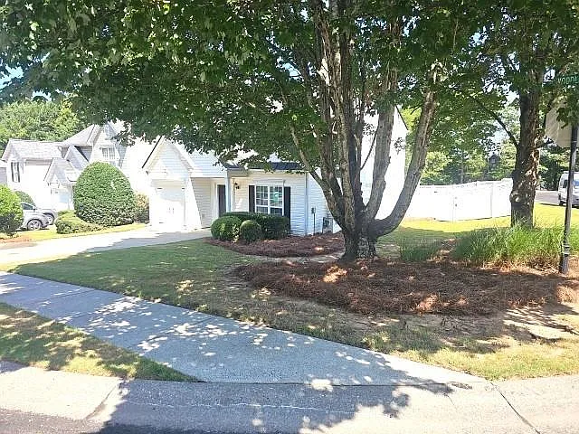 3 bed, 2.5 bath, 1634 sqft, $1,995 — Photo 2