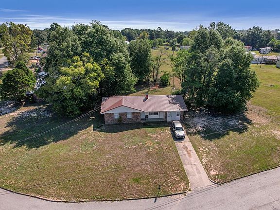 5th image of 251 Alberta Dr