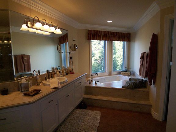 Crema-Marfil Marble Bath