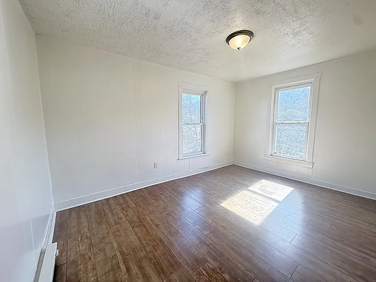 110 E Market St #7 — Photo 7