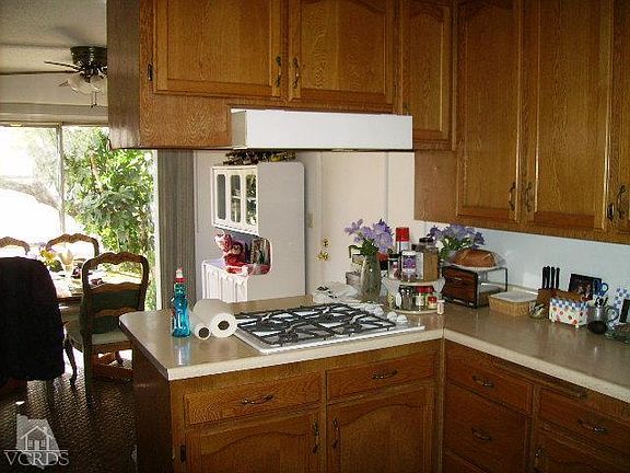 3rd image of 558 W Santa Paula St