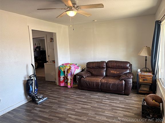 3rd image of 706 Coyne St