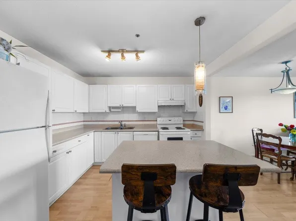 1310 Cariboo St #819, New Westminster, BC V3M 1X2