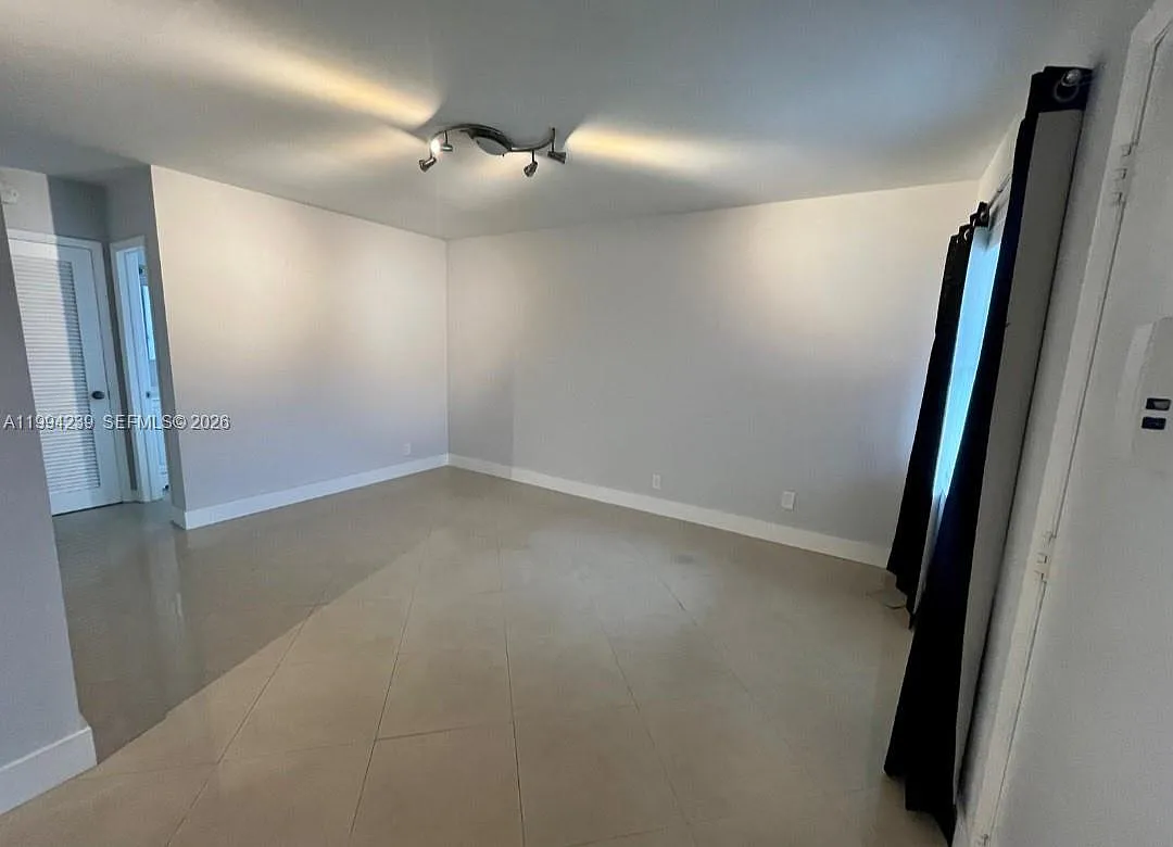 Building Photo - 1824 Monroe St #14
