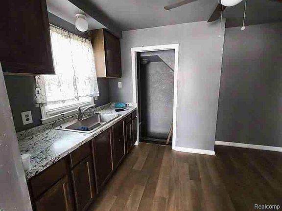 5th image of 15431 Strathmoor St