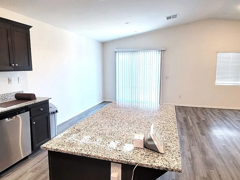 1238 Allegiance Ave — Photo 3