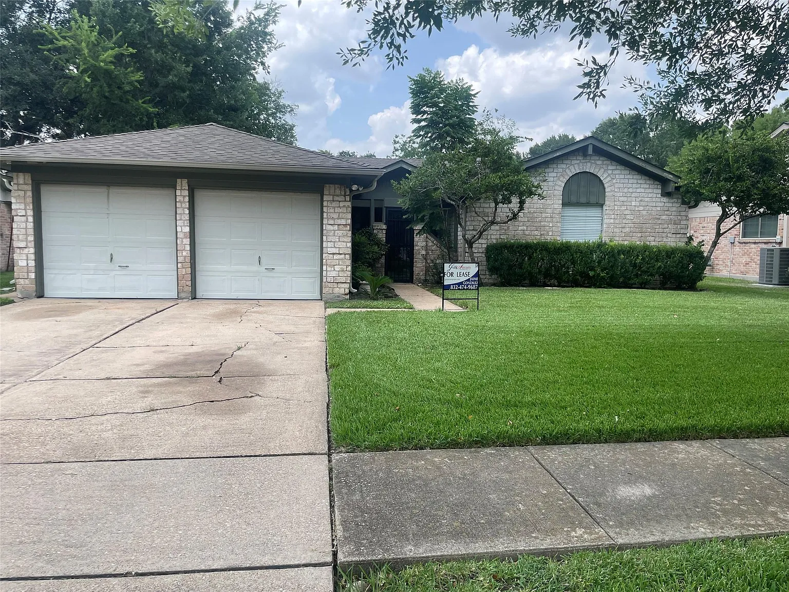 3 bed, 2.0 bath, 1720 sqft, $2,400 — Photo 2