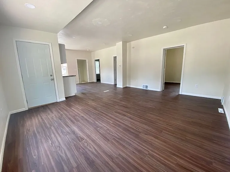 1172 E Walnut St — Photo 2
