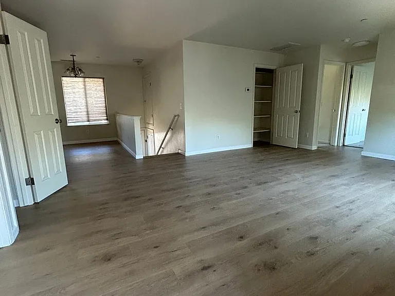 992A Grove St — Photo 4