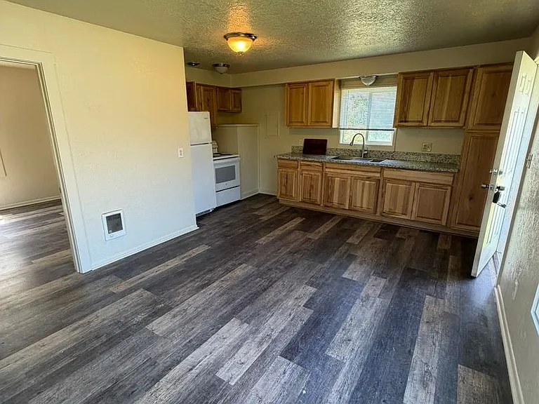 560 1/2 W Ash St — Photo 6