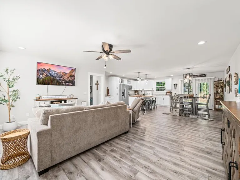 Cloverdale Dr — Photo 12