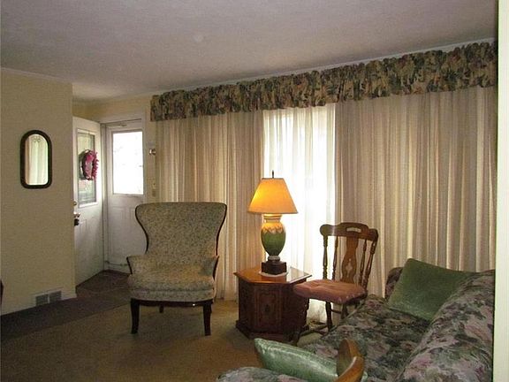5th image of 35 Hillside Ave