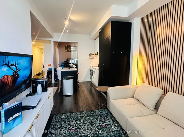 33 Helendale Ave #601, Toronto, ON M4R 0A4
