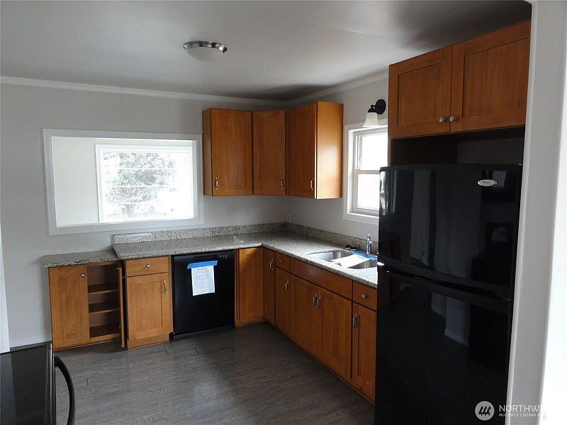 3rd image of 411 7th Street SE