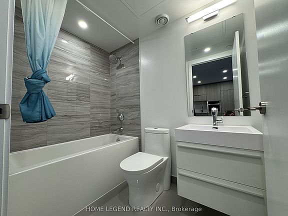 5th image of 39 Roehampton Ave #706