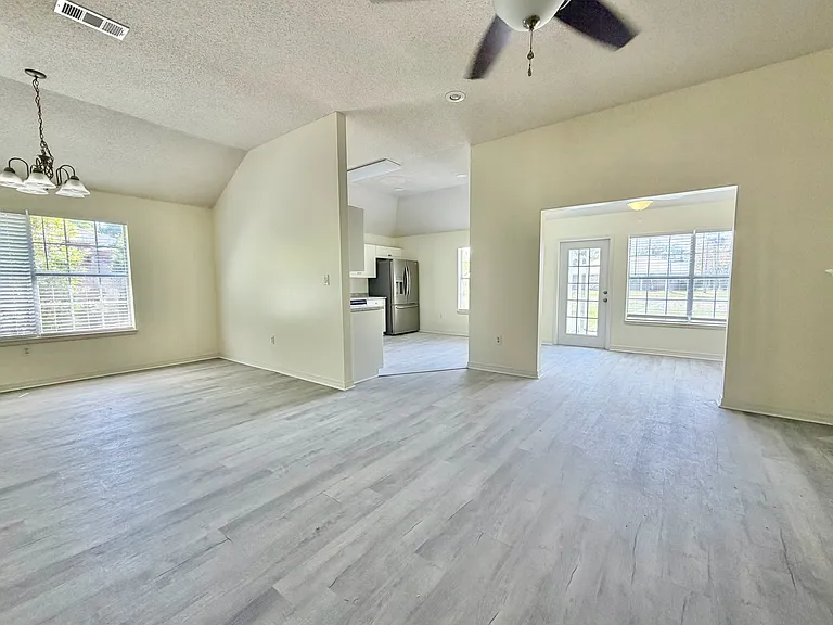 437 S Shore Dr — Photo 2