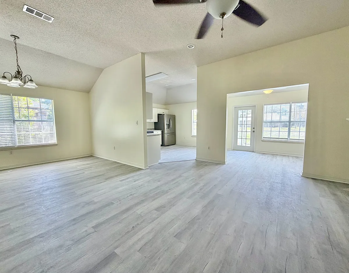 Building Photo - 437 S Shore Dr