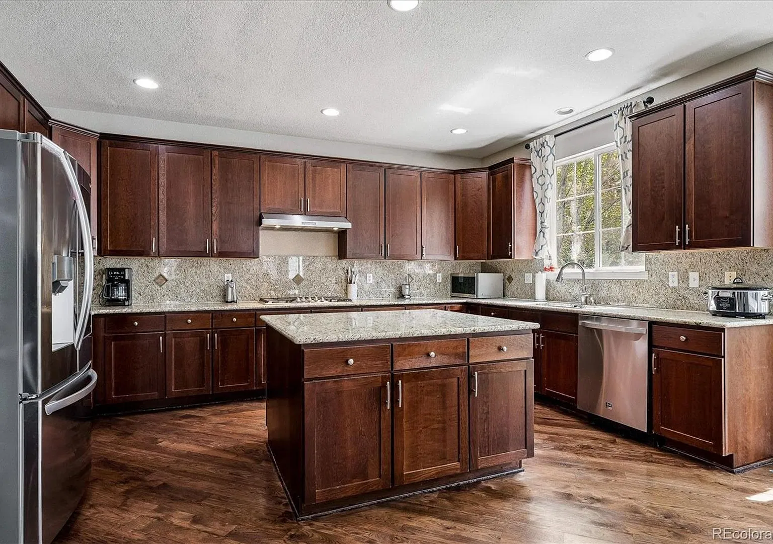 Beautiful 4-Bedroom Home in The Meadows! — Photo 2