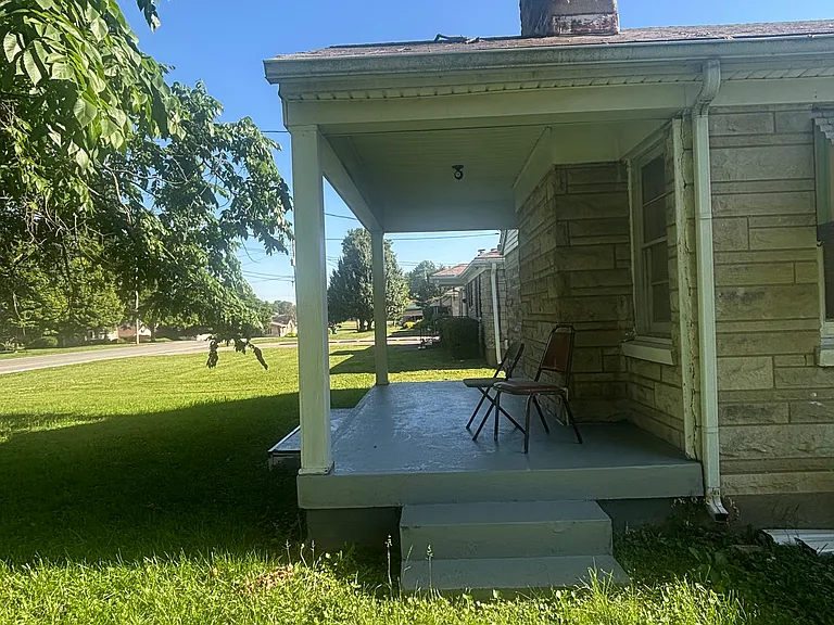 2111 E East Ln — Photo 5