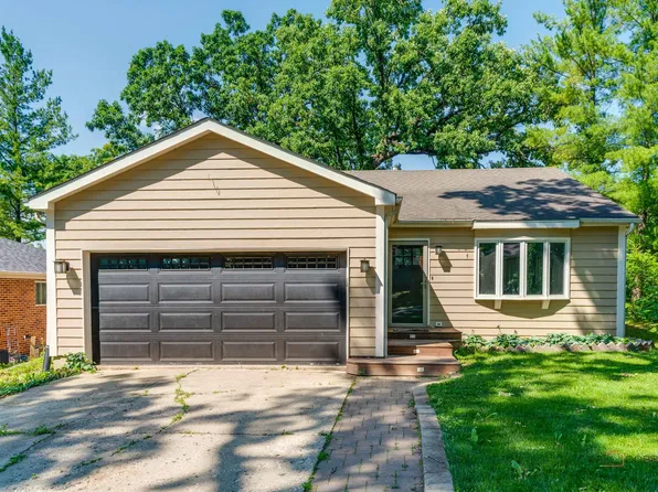 26829 N Circle Dr, Mundelein, IL 60060