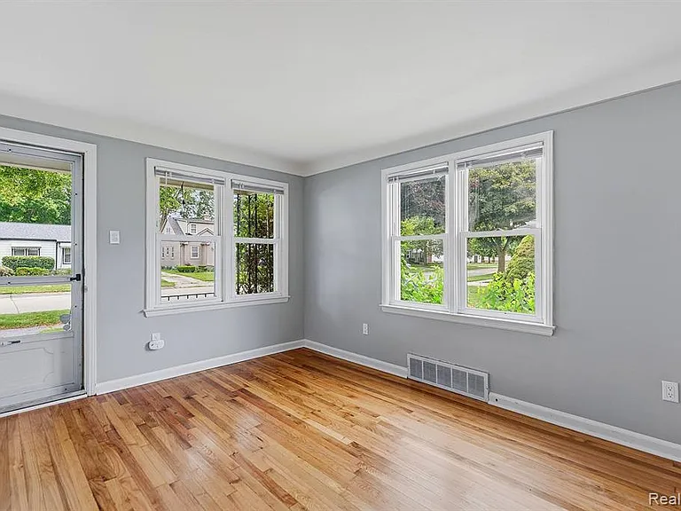 77 Huron Ave — Photo 7
