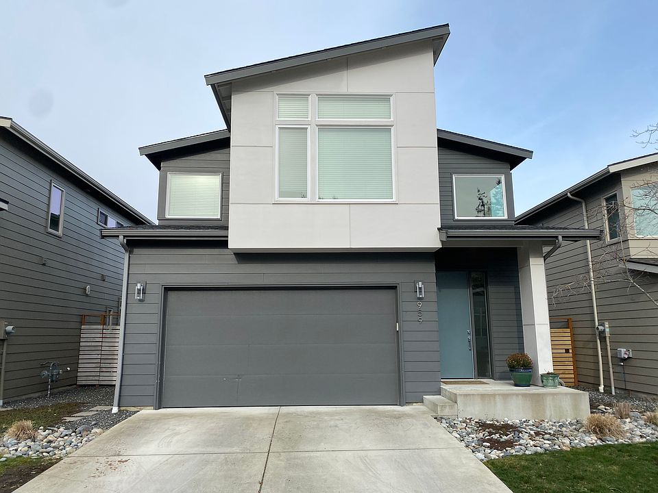 959 Sunseeker Ln as seen from the private cul0de-sac street.